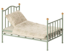 Afbeelding in Gallery-weergave laden, Maileg vintage single bed Muis Mint 11-5139-00
