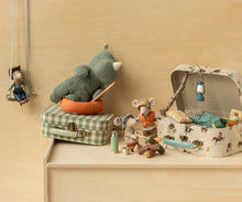 Afbeelding in Gallery-weergave laden, Maileg wandelaar muis grote broer, kleine streepjes 17-5201-00
