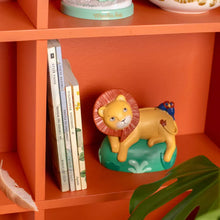 Afbeelding in Gallery-weergave laden, Moulin Roty  - La Foret Mawa - Spaarpot leeuw Mamba

