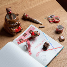 Afbeelding in Gallery-weergave laden, Legami Valentijn - Light-up puntenslijper met opvangbankje Teddy Bear - Sharpening is Magic
