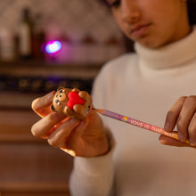 Afbeelding in Gallery-weergave laden, Legami Valentijn - Light-up puntenslijper met opvangbankje Teddy Bear - Sharpening is Magic
