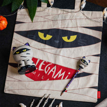 Afbeelding in Gallery-weergave laden, Legami Halloween - Pencil with Halloween Squishy Mummy Cat "Nine Lives Later" - Squeezies
