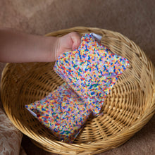 Afbeelding in Gallery-weergave laden, Little Botanic Label - Sensorische pittenzakjes 7 stuks - Regenboog + super confetti
