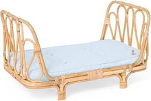 Afbeelding in Gallery-weergave laden, Poppie Toys rotan poppenbedje met matras blauw
