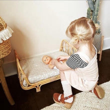 Afbeelding in Gallery-weergave laden, Poppie Toys rotan poppenbedje met matras blauw
