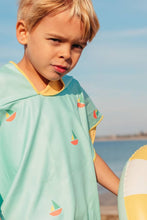 Afbeelding in Gallery-weergave laden, Quut Beach Poncho - Banana Blue boats

