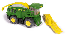 Afbeelding in Gallery-weergave laden, SIKU 1794 - John Deere 8500i maïshakselaar
