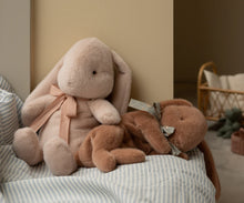 Afbeelding in Gallery-weergave laden, Sleeping bunny plush, Small - Soft brown 16-5990-01
