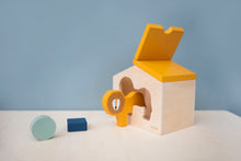 Afbeelding in Gallery-weergave laden, Trixie houten huisje Mr. Lion
