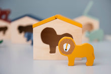 Afbeelding in Gallery-weergave laden, Trixie houten huisje Mr. Lion

