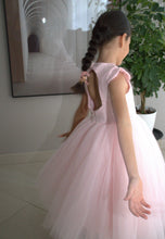 Afbeelding in Gallery-weergave laden, Yuko B. prachtige jurk Fiona rose - maat 6-8 jaar/130 cm

