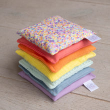 Afbeelding in Gallery-weergave laden, Little Botanic Label - Sensorische pittenzakjes 7 stuks - Pastel + confetti pastel
