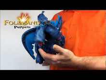 Video laden en afspelen in Gallery-weergave, Folkmanis handpop - Blauwe driekoppige draak
