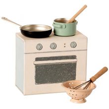 Afbeelding in Gallery-weergave laden, Maileg cooking set - poppenfornuis met kookgerei 11-0112-00
