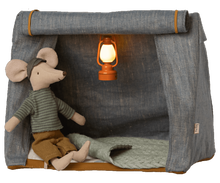 Afbeelding in Gallery-weergave laden, Maileg poppenhuis muizen Happy Camper Tent Mouse 11-2400-00
