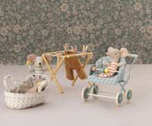 Afbeelding in Gallery-weergave laden, Maileg poppenwagen buggy baby muis mint munt  11-3107-00
