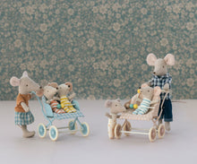 Afbeelding in Gallery-weergave laden, Maileg poppenwagen buggy baby muis roze  11-3107-01
