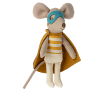 Afbeelding in Gallery-weergave laden, Maileg Superhero, superheld muis kleine broer in luciferdoosje 17-2101-01
