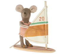 Afbeelding in Gallery-weergave laden, Maileg Beach Mouse, Strand muis surfer kleine zus muis 17-2104-00
