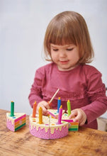Afbeelding in Gallery-weergave laden, Tender Leaf Toys Rainbow Birthday cake - verjaardagstaart regenboog
