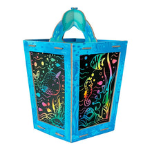 Afbeelding in Gallery-weergave laden, Box Candiy lantaarn met kraskaarten - Totally Twilight Zeeleven
