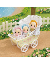 Afbeelding in Gallery-weergave laden, Sylvanian Families schattige baby eendjes  drieling met kinderwagen - 5601
