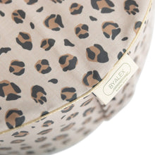 Afbeelding in Gallery-weergave laden, ByAlex Poef Leopard Love luipaard - vloerkussen diameter 40 cm / 15 cm hoog
