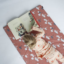Afbeelding in Gallery-weergave laden, ByAlex Playmats Grandma&#39;s Dress, Oma&#39;s Jurk - speelmat 140 x 80 cm
