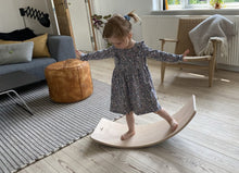Afbeelding in Gallery-weergave laden, BabyDan houten balansbord

