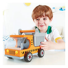 Afbeelding in Gallery-weergave laden, Hape Toys houten kiepauto vrachtwagen Dumper Truck - E3013
