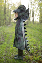 Afbeelding in Gallery-weergave laden, Great Pretenders dinosaurus cape - Grandasaurus Diliphosaurus cape met klauwen, maat 4-6 jaar - 56895
