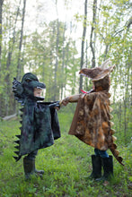Afbeelding in Gallery-weergave laden, Great Pretenders dinosaurus cape - Grandasaurus Diliphosaurus cape met klauwen, maat 4-6 jaar - 56895

