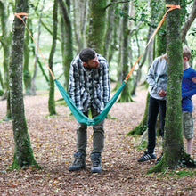 Afbeelding in Gallery-weergave laden, Hape Toys Nature fun Pocket Swing, draagbare schommel - E5573
