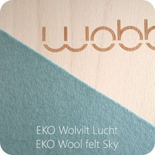 Afbeelding in Gallery-weergave laden, Wobbel XL blank gelakt met vilt sky blue - lucht blauw
